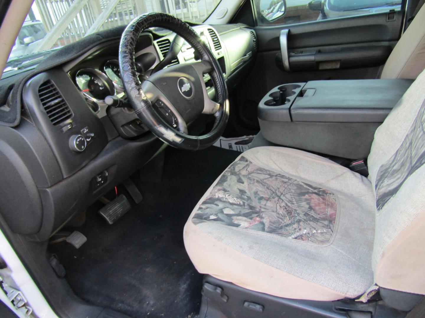 2008 White /Black Chevrolet Silverado 1500 (1GCEC19038Z) with an 8 Cyl engine, Automatic transmission, located at 15016 S Hwy 231, Midland City, AL, 36350, (334) 983-3001, 31.306210, -85.495277 - Photo#2