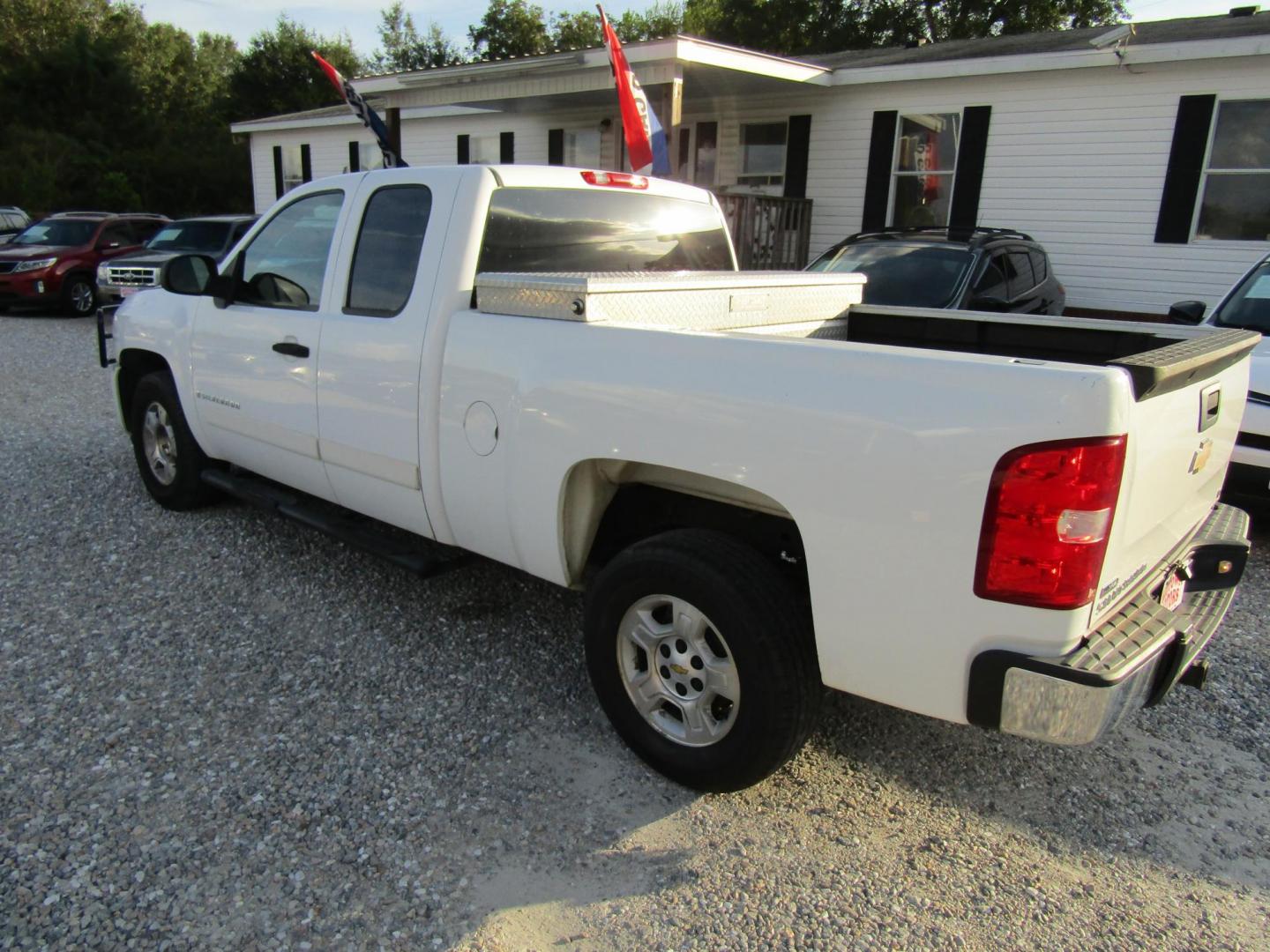 2008 White /Black Chevrolet Silverado 1500 (1GCEC19038Z) with an 8 Cyl engine, Automatic transmission, located at 15016 S Hwy 231, Midland City, AL, 36350, (334) 983-3001, 31.306210, -85.495277 - Photo#4