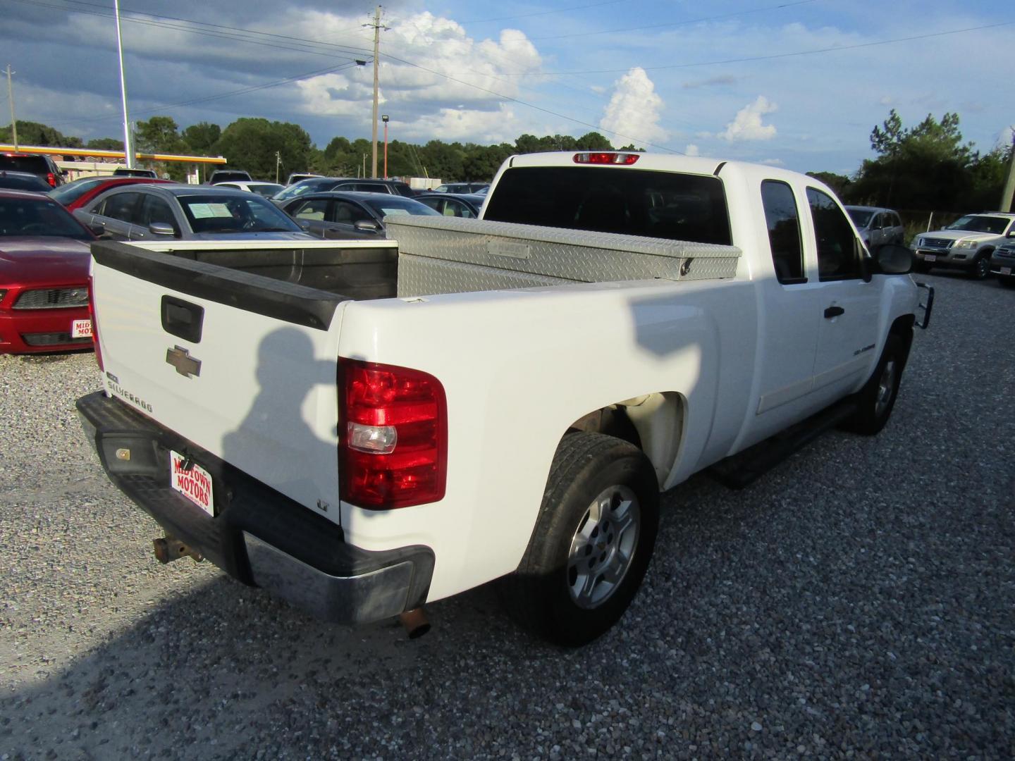 2008 White /Black Chevrolet Silverado 1500 (1GCEC19038Z) with an 8 Cyl engine, Automatic transmission, located at 15016 S Hwy 231, Midland City, AL, 36350, (334) 983-3001, 31.306210, -85.495277 - Photo#6