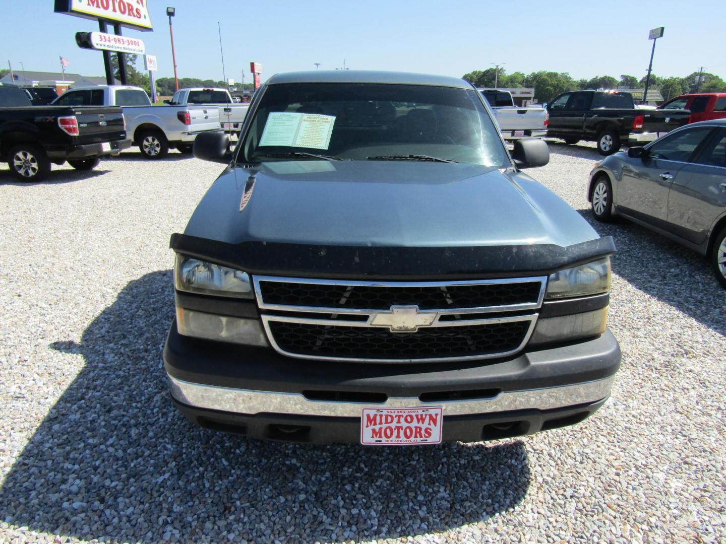 2007 Blue /Gray Chevrolet Silverado Classic 1500 (1GCEC19V67Z) with an 8 Cyl engine, Automatic transmission, located at 15016 S Hwy 231, Midland City, AL, 36350, (334) 983-3001, 31.306210, -85.495277 - Photo#1