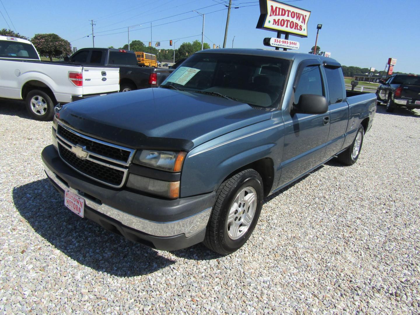 2007 Blue /Gray Chevrolet Silverado Classic 1500 (1GCEC19V67Z) with an 8 Cyl engine, Automatic transmission, located at 15016 S Hwy 231, Midland City, AL, 36350, (334) 983-3001, 31.306210, -85.495277 - Photo#2