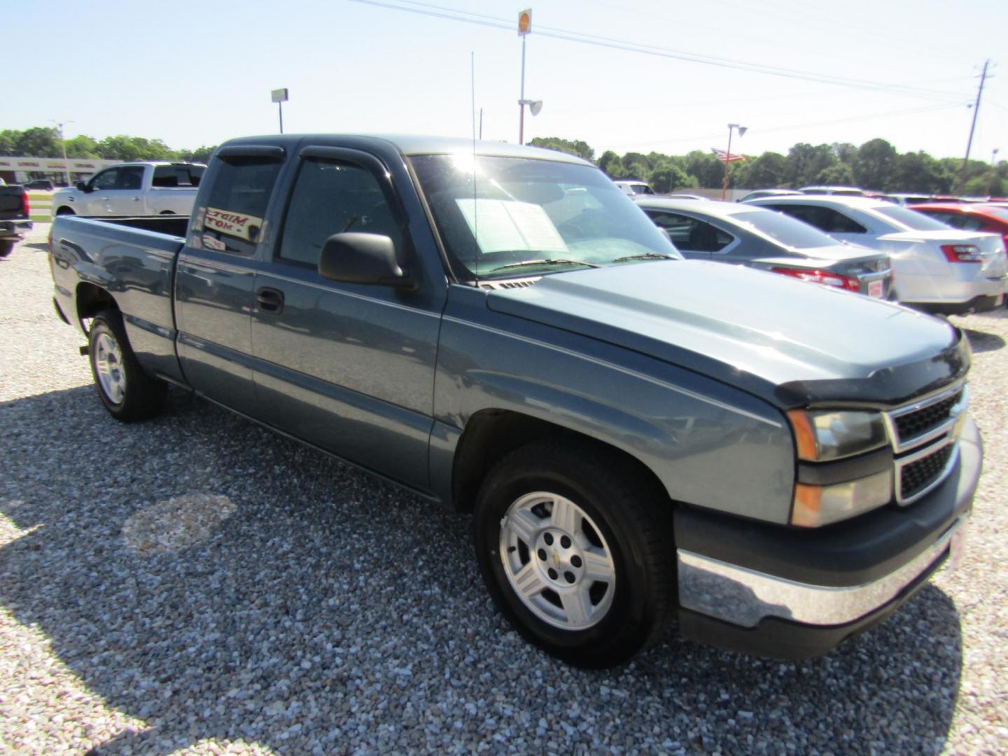 2007 Blue /Gray Chevrolet Silverado Classic 1500 (1GCEC19V67Z) with an 8 Cyl engine, Automatic transmission, located at 15016 S Hwy 231, Midland City, AL, 36350, (334) 983-3001, 31.306210, -85.495277 - Photo#0