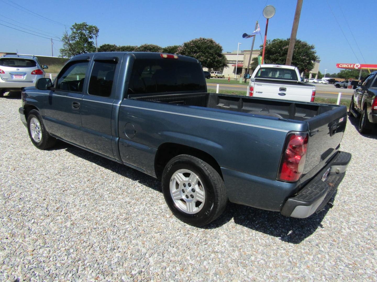 2007 Blue /Gray Chevrolet Silverado Classic 1500 (1GCEC19V67Z) with an 8 Cyl engine, Automatic transmission, located at 15016 S Hwy 231, Midland City, AL, 36350, (334) 983-3001, 31.306210, -85.495277 - Photo#4