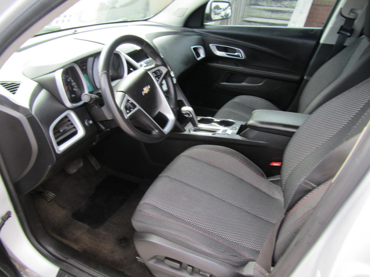 2011 Silver /Black Chevrolet Equinox (2CNALDEC2B6) with an 4 Cyl engine, Automatic transmission, located at 15016 S Hwy 231, Midland City, AL, 36350, (334) 983-3001, 31.306210, -85.495277 - Photo#3