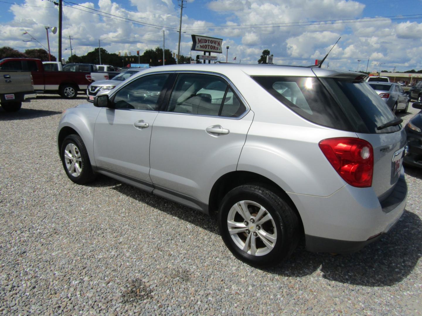 2011 Silver /GRAY/TAN Chevrolet Equinox (2CNALBEC5B6) with an 4 Cyl engine, Automatic transmission, located at 15016 S Hwy 231, Midland City, AL, 36350, (334) 983-3001, 31.306210, -85.495277- Photo#5