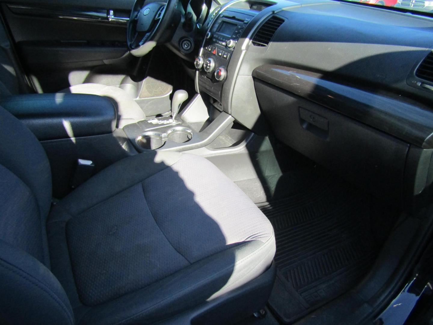 2011 Black /Black Kia Sorento LX 2WD (5XYKT3A18BG) with an 2.4L L4 DOHC 16V engine, Automatic transmission, located at 15016 S Hwy 231, Midland City, AL, 36350, (334) 983-3001, 31.306210, -85.495277 - Photo#9