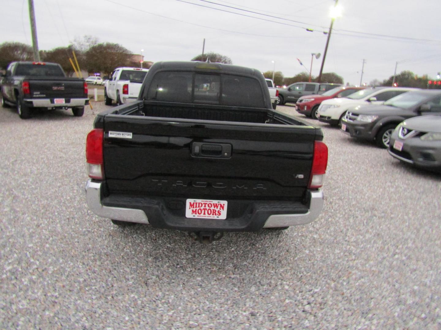 2016 Black /Gray Toyota Tacoma SR5 Double Cab Long Bed V6 5AT 2WD (5TFAZ5CN4GX) , Automatic transmission, located at 15016 S Hwy 231, Midland City, AL, 36350, (334) 983-3001, 31.306210, -85.495277 - Photo#6