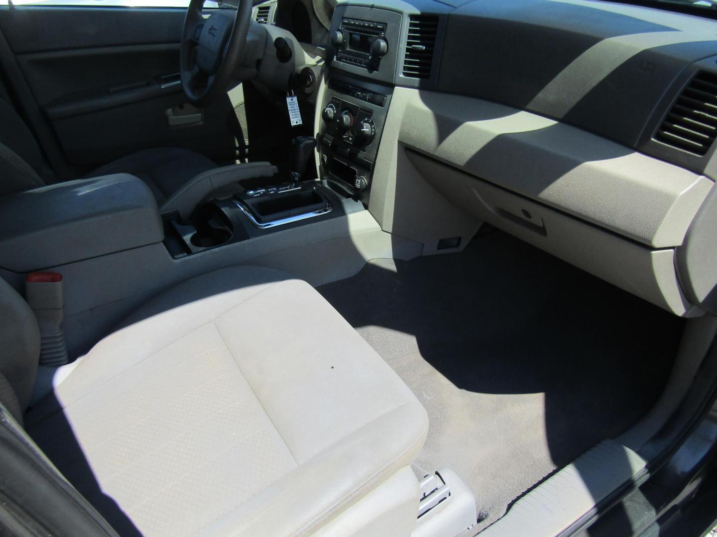 2006 Bronze /Tan Jeep Grand Cherokee Laredo 2WD (1J8GS48K86C) with an 3.7L V6 SOHC 12V engine, Automatic transmission, located at 15016 S Hwy 231, Midland City, AL, 36350, (334) 983-3001, 31.306210, -85.495277 - Photo#9