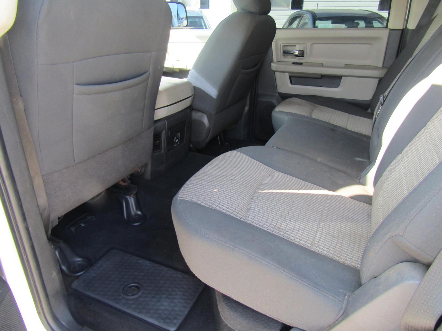 2011 Silver /Gray Dodge Ram 1500 ST Crew Cab 4WD (1D7RV1CT8BS) with an 5.7L V8 OHV 16V engine, Automatic transmission, located at 15016 S Hwy 231, Midland City, AL, 36350, (334) 983-3001, 31.306210, -85.495277 - Photo#4