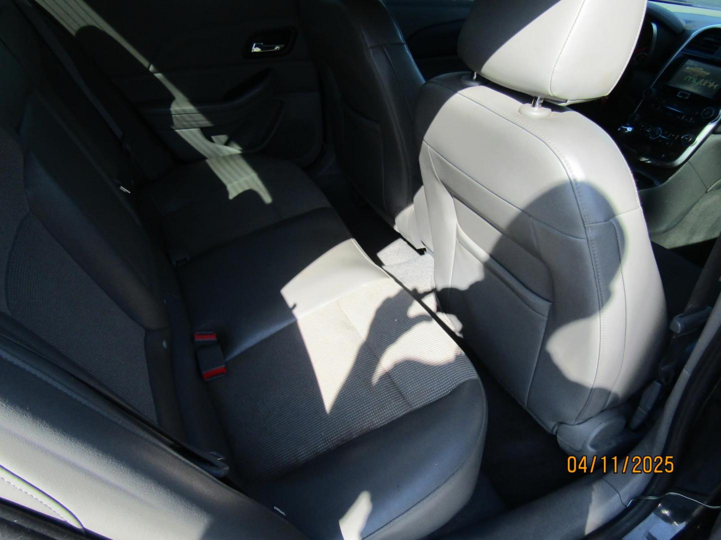 2015 Gray Chevrolet Malibu 2LT (1G11D5SL8FF) with an 2.5L L4 DOHC 16V engine, Automatic transmission, located at 15016 S Hwy 231, Midland City, AL, 36350, (334) 983-3001, 31.306210, -85.495277 - Photo#8
