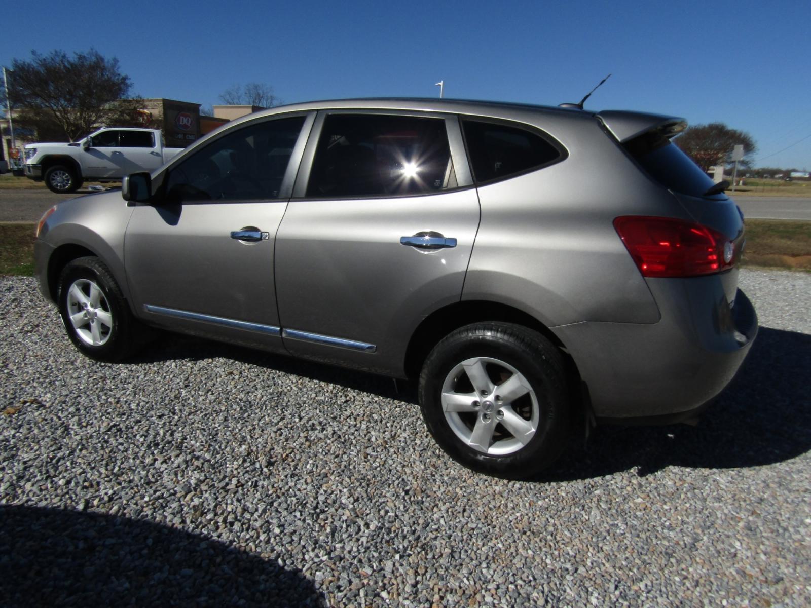 2015 Gray /Gray Nissan Rogue Select S 2WD (JN8AS5MT7FW) with an 2.5L L4 DOHC 16V engine, Automatic transmission, located at 15016 S Hwy 231, Midland City, AL, 36350, (334) 983-3001, 31.306210, -85.495277 - Photo #5
