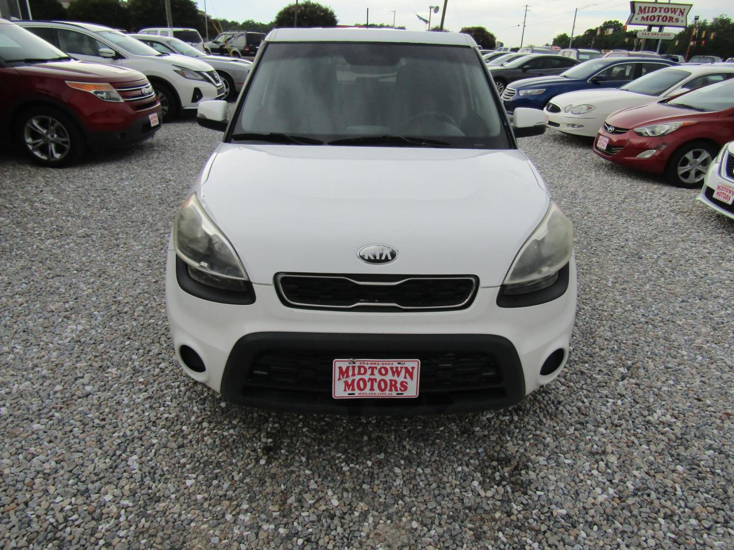 2013 White /Black Kia Soul ! (KNDJT2A64D7) with an 2.0L L4 DOHC 16V engine, Automatic transmission, located at 15016 S Hwy 231, Midland City, AL, 36350, (334) 983-3001, 31.306210, -85.495277 - Photo#1