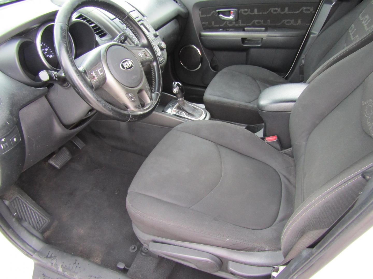 2013 White /Black Kia Soul ! (KNDJT2A64D7) with an 2.0L L4 DOHC 16V engine, Automatic transmission, located at 15016 S Hwy 231, Midland City, AL, 36350, (334) 983-3001, 31.306210, -85.495277 - Photo#3