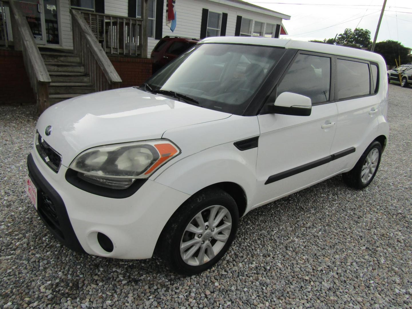 2013 White /Black Kia Soul ! (KNDJT2A64D7) with an 2.0L L4 DOHC 16V engine, Automatic transmission, located at 15016 S Hwy 231, Midland City, AL, 36350, (334) 983-3001, 31.306210, -85.495277 - Photo#2