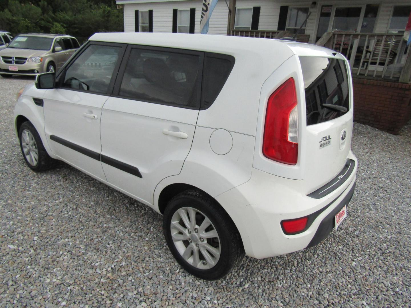 2013 White /Black Kia Soul ! (KNDJT2A64D7) with an 2.0L L4 DOHC 16V engine, Automatic transmission, located at 15016 S Hwy 231, Midland City, AL, 36350, (334) 983-3001, 31.306210, -85.495277 - Photo#5