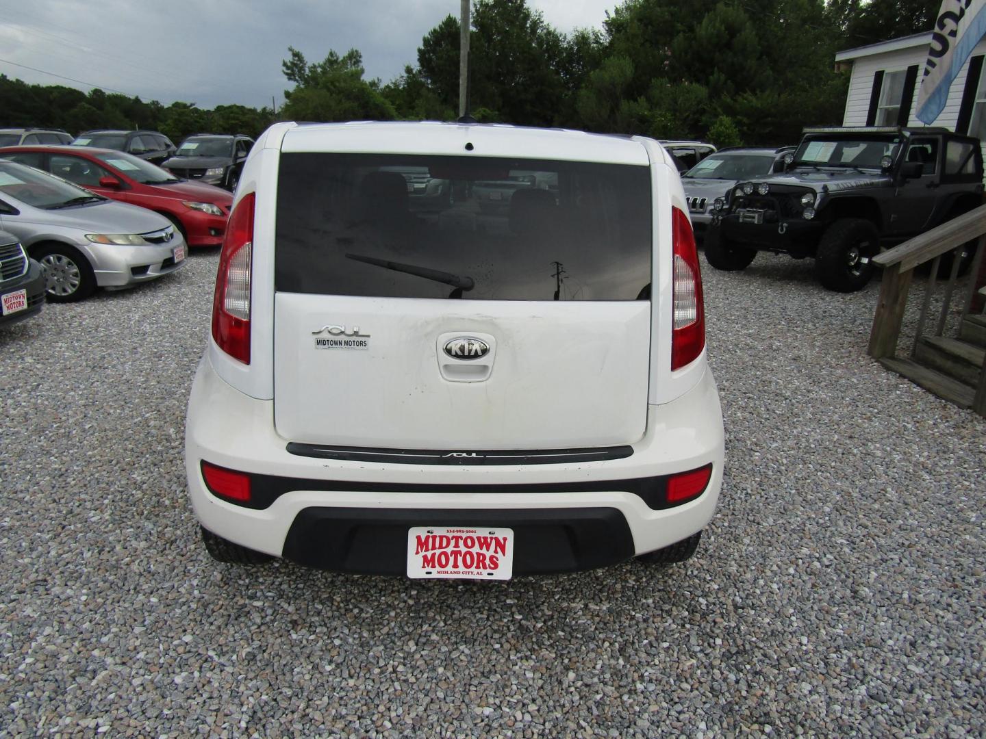 2013 White /Black Kia Soul ! (KNDJT2A64D7) with an 2.0L L4 DOHC 16V engine, Automatic transmission, located at 15016 S Hwy 231, Midland City, AL, 36350, (334) 983-3001, 31.306210, -85.495277 - Photo#6