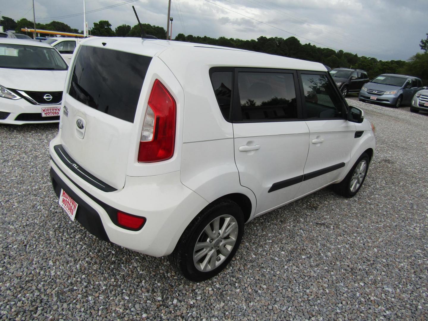 2013 White /Black Kia Soul ! (KNDJT2A64D7) with an 2.0L L4 DOHC 16V engine, Automatic transmission, located at 15016 S Hwy 231, Midland City, AL, 36350, (334) 983-3001, 31.306210, -85.495277 - Photo#7
