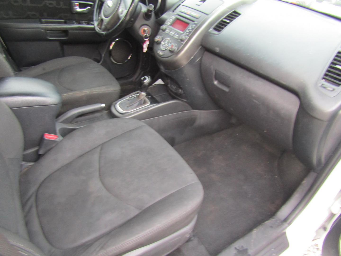 2013 White /Black Kia Soul ! (KNDJT2A64D7) with an 2.0L L4 DOHC 16V engine, Automatic transmission, located at 15016 S Hwy 231, Midland City, AL, 36350, (334) 983-3001, 31.306210, -85.495277 - Photo#9