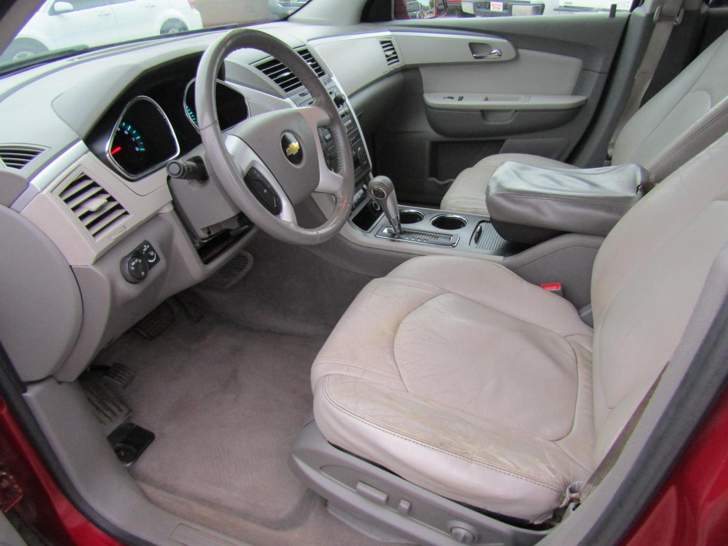 2011 Red /Gray Chevrolet Traverse 2LT FWD (1GNKRJED7BJ) with an 3.6L V6 DOHC 24V engine, Automatic transmission, located at 15016 S Hwy 231, Midland City, AL, 36350, (334) 983-3001, 31.306210, -85.495277 - Photo#3