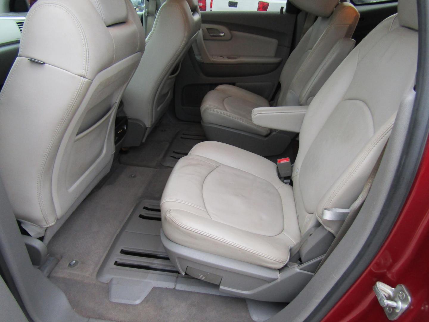 2011 Red /Gray Chevrolet Traverse 2LT FWD (1GNKRJED7BJ) with an 3.6L V6 DOHC 24V engine, Automatic transmission, located at 15016 S Hwy 231, Midland City, AL, 36350, (334) 983-3001, 31.306210, -85.495277 - Photo#4