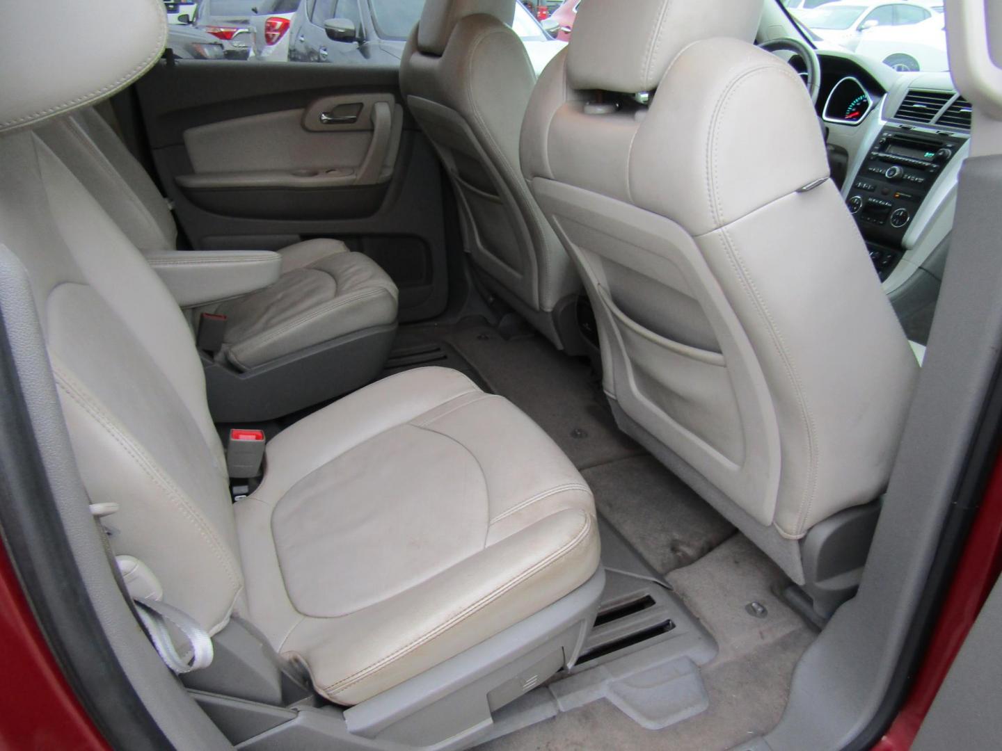 2011 Red /Gray Chevrolet Traverse 2LT FWD (1GNKRJED7BJ) with an 3.6L V6 DOHC 24V engine, Automatic transmission, located at 15016 S Hwy 231, Midland City, AL, 36350, (334) 983-3001, 31.306210, -85.495277 - Photo#8