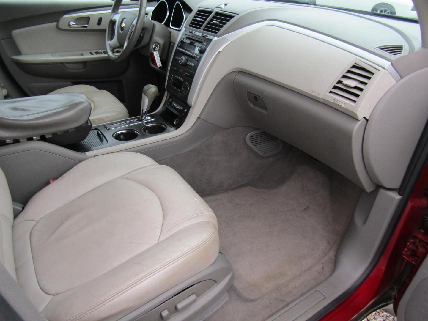 2011 Red /Gray Chevrolet Traverse 2LT FWD (1GNKRJED7BJ) with an 3.6L V6 DOHC 24V engine, Automatic transmission, located at 15016 S Hwy 231, Midland City, AL, 36350, (334) 983-3001, 31.306210, -85.495277 - Photo#9