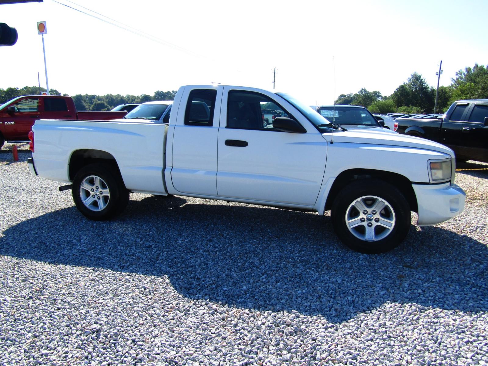 2011 White /Gray Dodge Dakota SXT Extended Cab 2WD (1D7RE3BK2BS) with an 3.7L V6 SOHC 12V engine, Automatic transmission, located at 15016 S Hwy 231, Midland City, AL, 36350, (334) 983-3001, 31.306210, -85.495277 - Photo #0