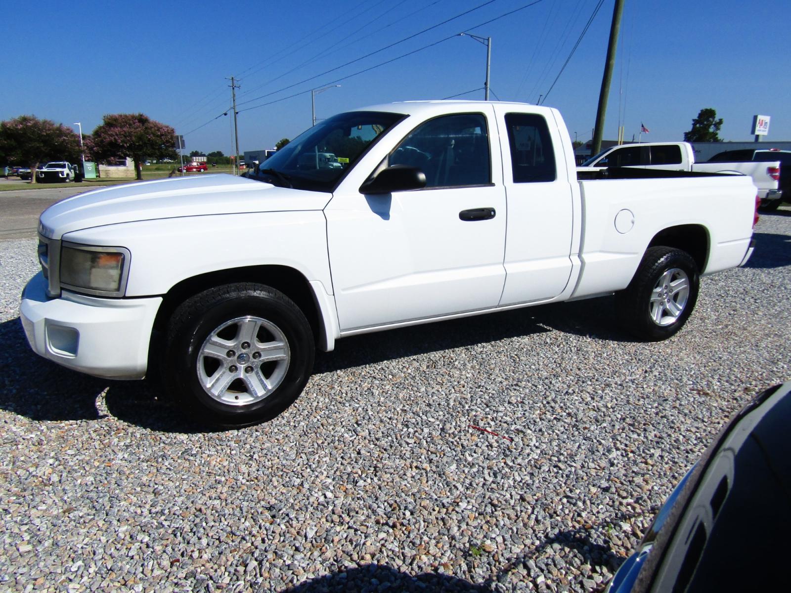 2011 White /Gray Dodge Dakota SXT Extended Cab 2WD (1D7RE3BK2BS) with an 3.7L V6 SOHC 12V engine, Automatic transmission, located at 15016 S Hwy 231, Midland City, AL, 36350, (334) 983-3001, 31.306210, -85.495277 - Photo #2