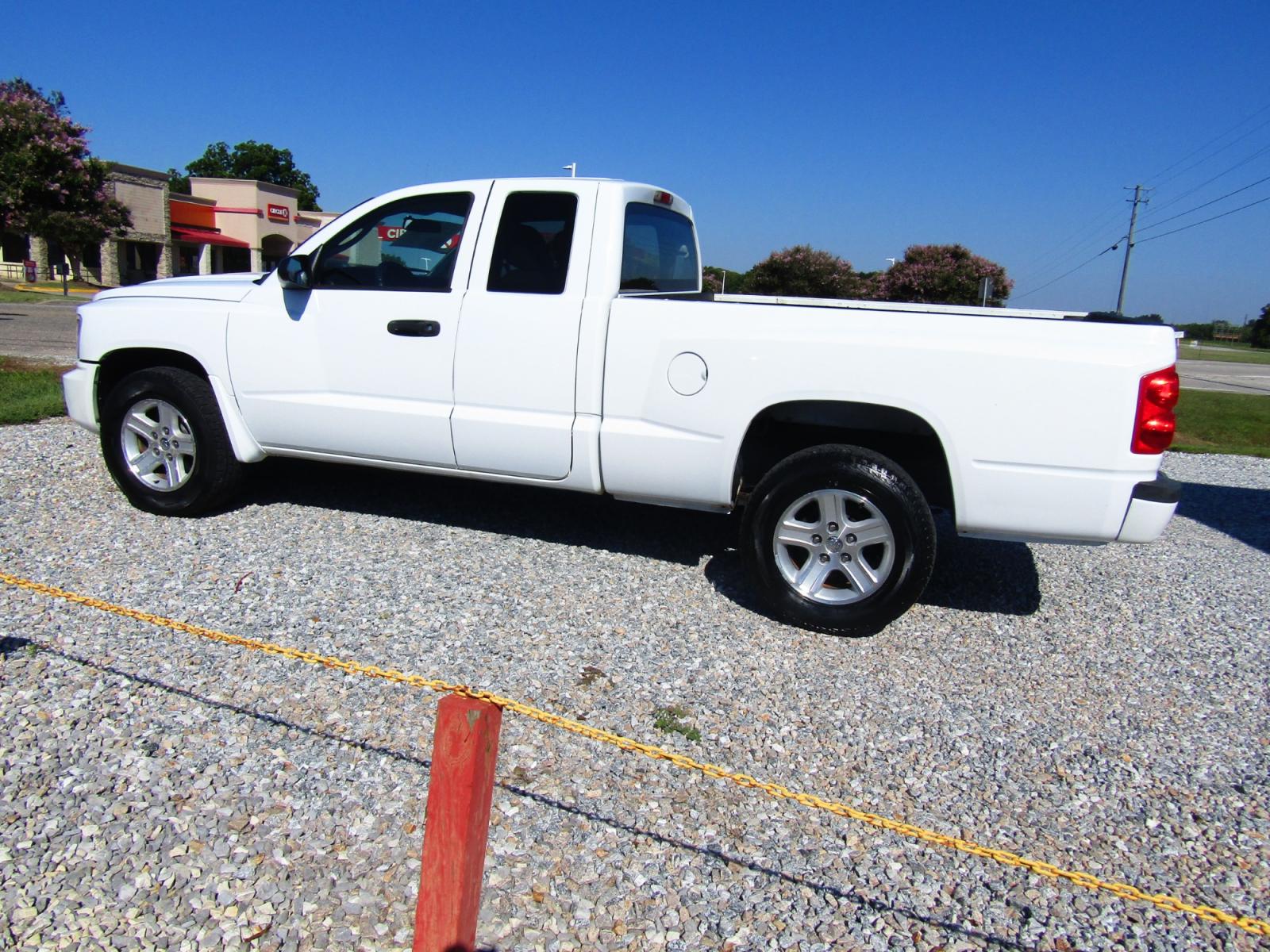 2011 White /Gray Dodge Dakota SXT Extended Cab 2WD (1D7RE3BK2BS) with an 3.7L V6 SOHC 12V engine, Automatic transmission, located at 15016 S Hwy 231, Midland City, AL, 36350, (334) 983-3001, 31.306210, -85.495277 - Photo #4