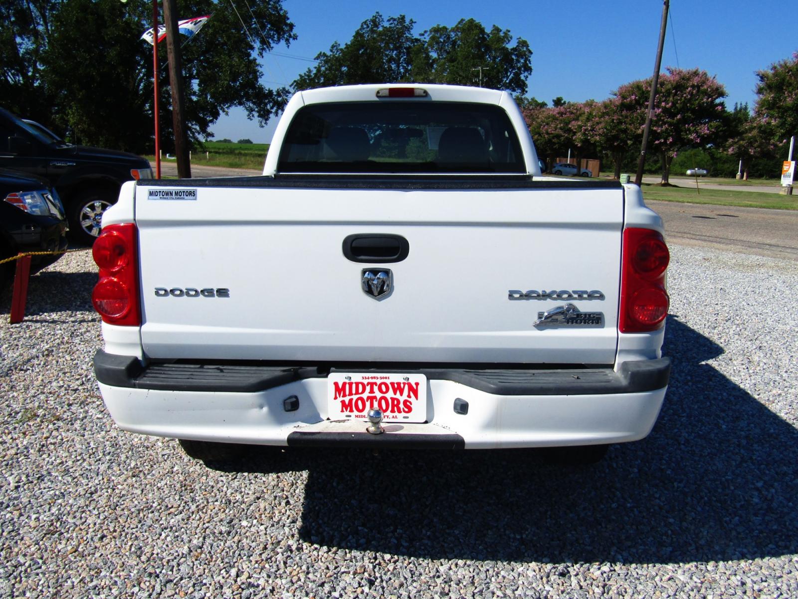 2011 White /Gray Dodge Dakota SXT Extended Cab 2WD (1D7RE3BK2BS) with an 3.7L V6 SOHC 12V engine, Automatic transmission, located at 15016 S Hwy 231, Midland City, AL, 36350, (334) 983-3001, 31.306210, -85.495277 - Photo #5