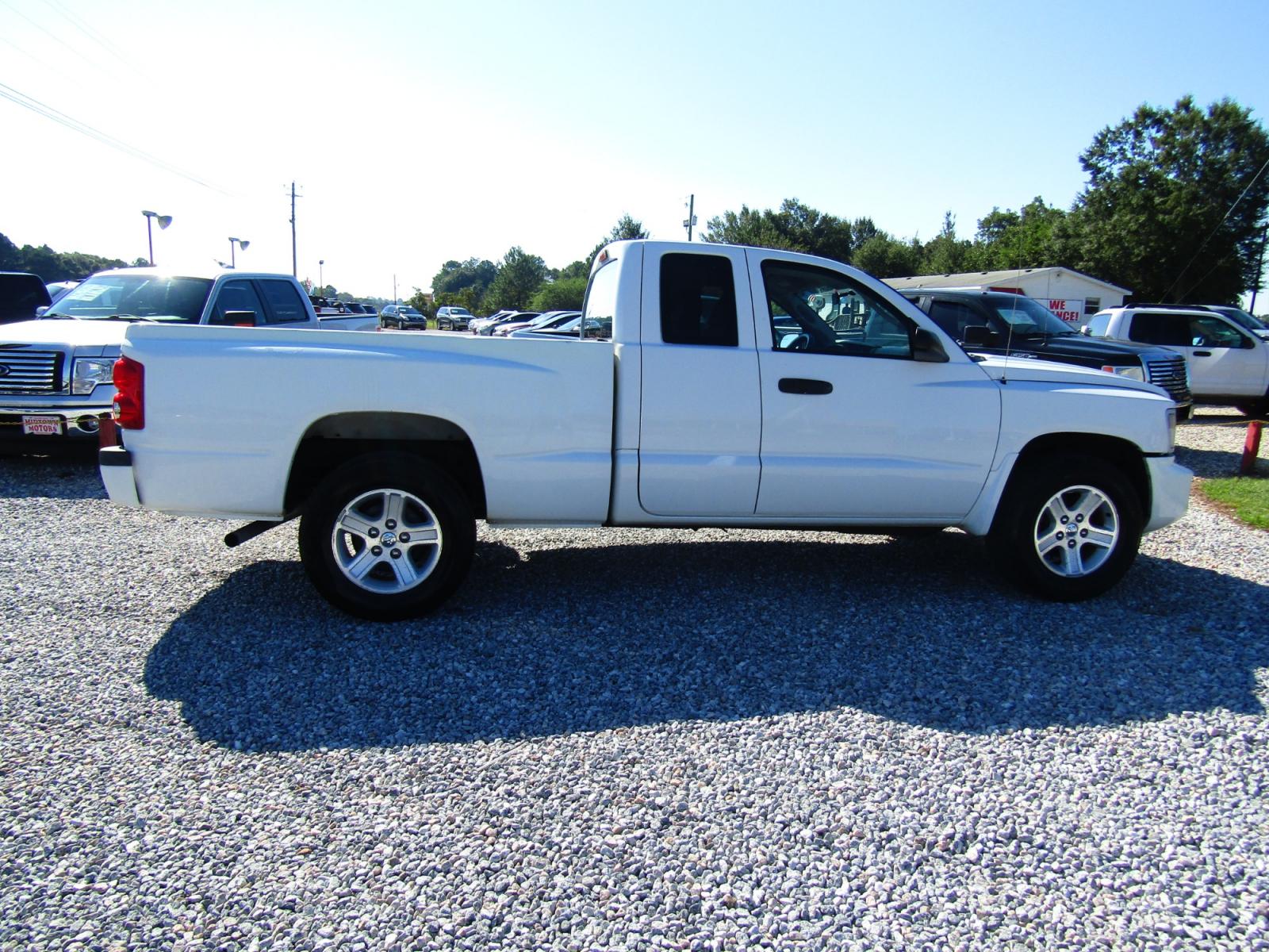 2011 White /Gray Dodge Dakota SXT Extended Cab 2WD (1D7RE3BK2BS) with an 3.7L V6 SOHC 12V engine, Automatic transmission, located at 15016 S Hwy 231, Midland City, AL, 36350, (334) 983-3001, 31.306210, -85.495277 - Photo #6