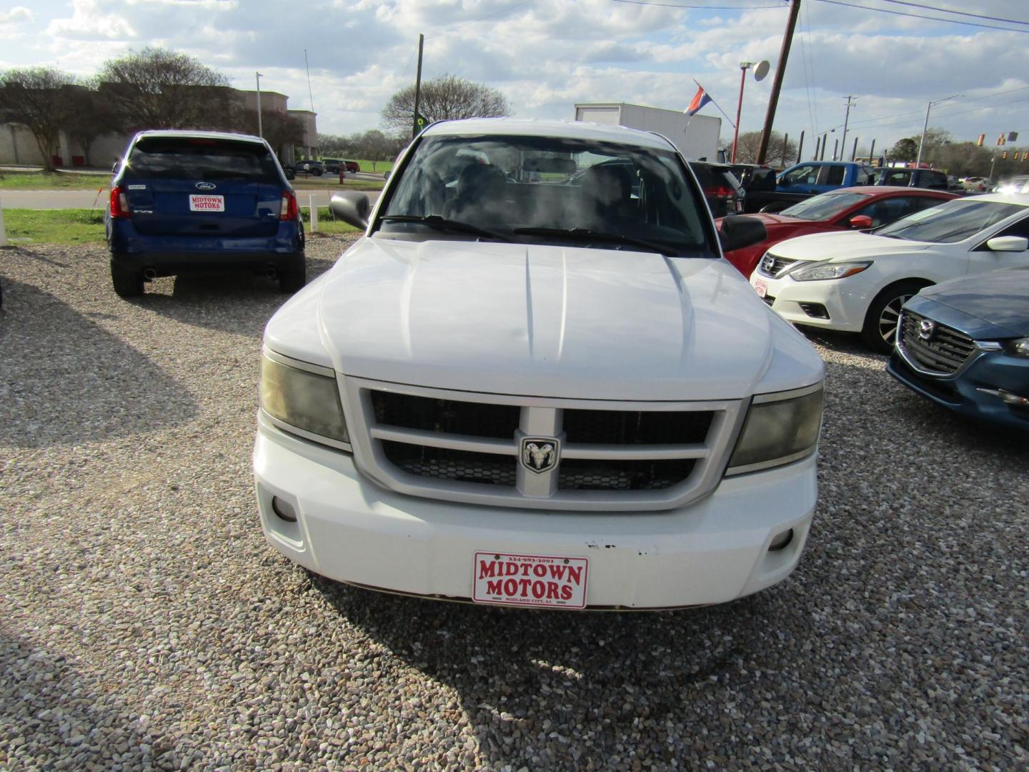 2011 White /Gray Dodge Dakota SXT Extended Cab 2WD (1D7RE3BK2BS) with an 3.7L V6 SOHC 12V engine, Automatic transmission, located at 15016 S Hwy 231, Midland City, AL, 36350, (334) 983-3001, 31.306210, -85.495277 - Photo#1