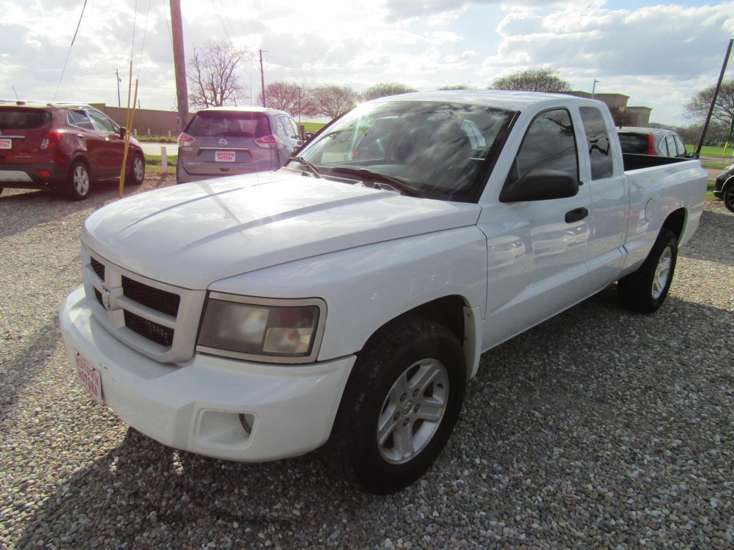 2011 White /Gray Dodge Dakota SXT Extended Cab 2WD (1D7RE3BK2BS) with an 3.7L V6 SOHC 12V engine, Automatic transmission, located at 15016 S Hwy 231, Midland City, AL, 36350, (334) 983-3001, 31.306210, -85.495277 - Photo#2