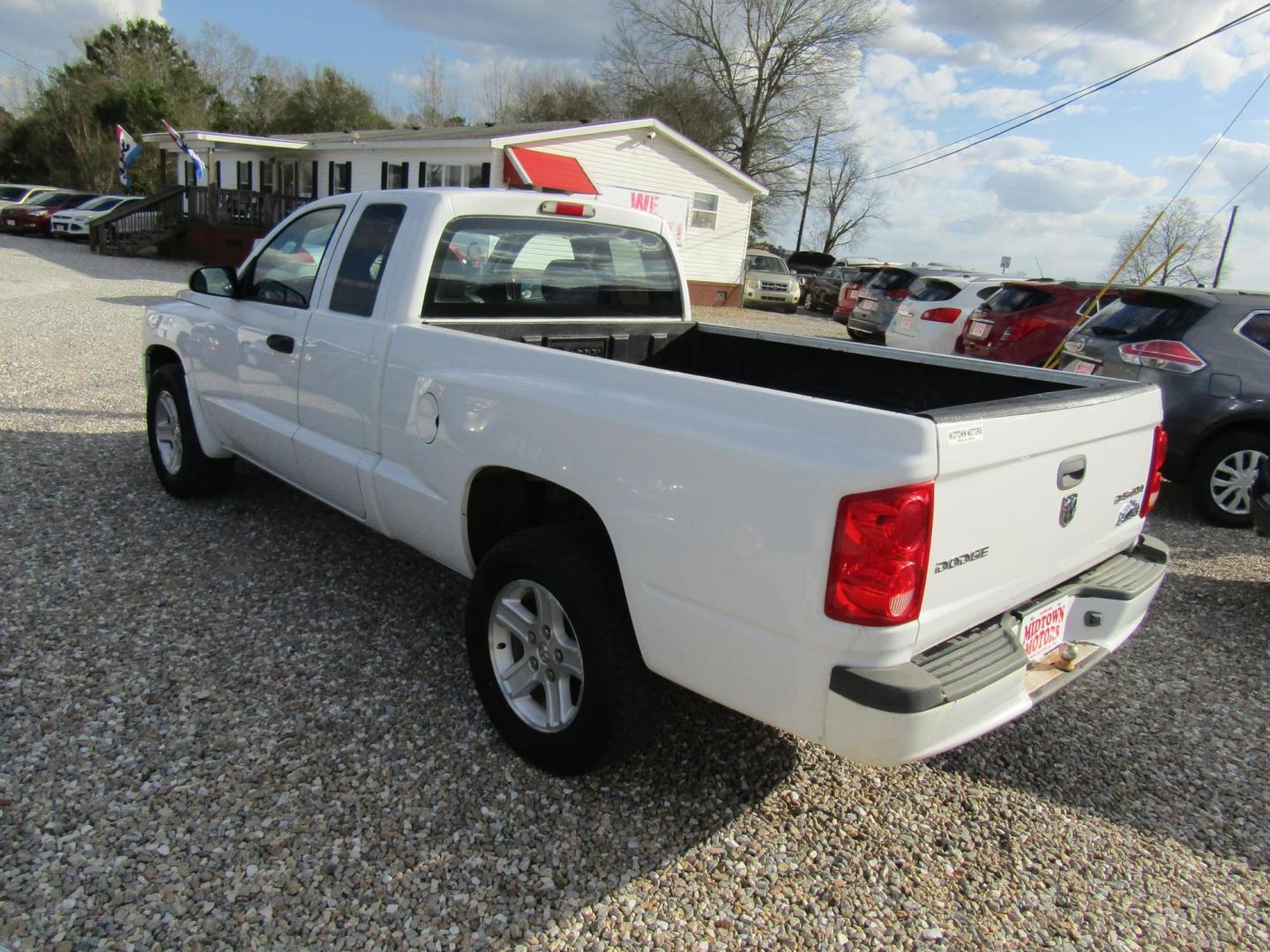 2011 White /Gray Dodge Dakota SXT Extended Cab 2WD (1D7RE3BK2BS) with an 3.7L V6 SOHC 12V engine, Automatic transmission, located at 15016 S Hwy 231, Midland City, AL, 36350, (334) 983-3001, 31.306210, -85.495277 - Photo#4