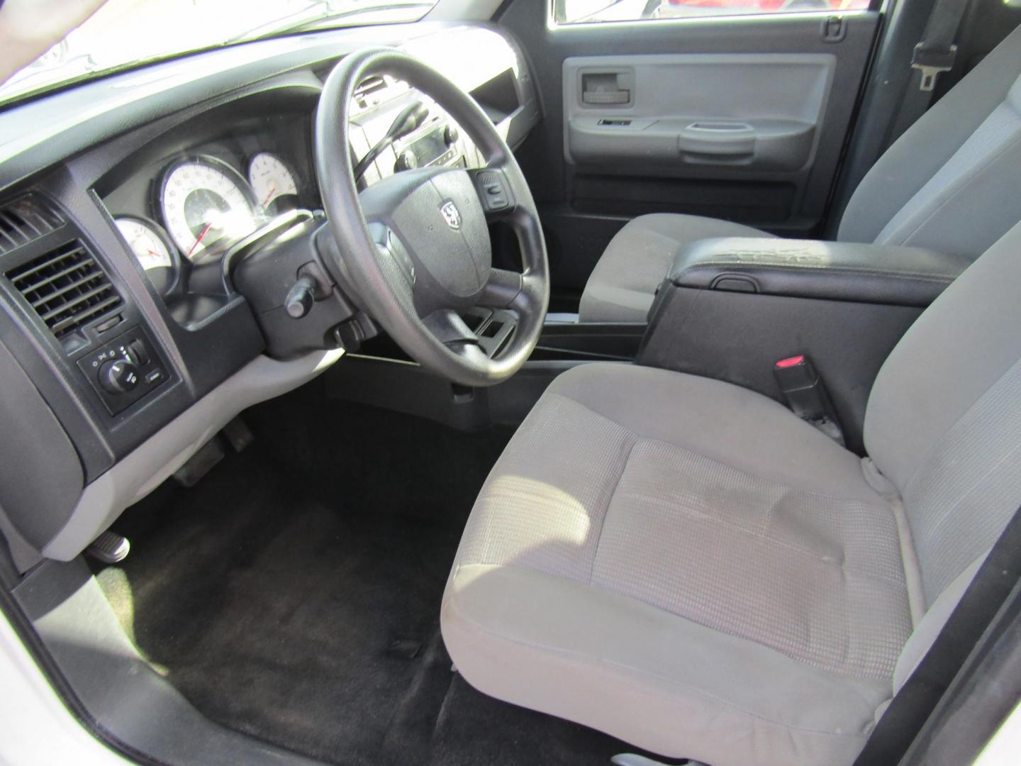 2011 White /Gray Dodge Dakota SXT Extended Cab 2WD (1D7RE3BK2BS) with an 3.7L V6 SOHC 12V engine, Automatic transmission, located at 15016 S Hwy 231, Midland City, AL, 36350, (334) 983-3001, 31.306210, -85.495277 - Photo#3