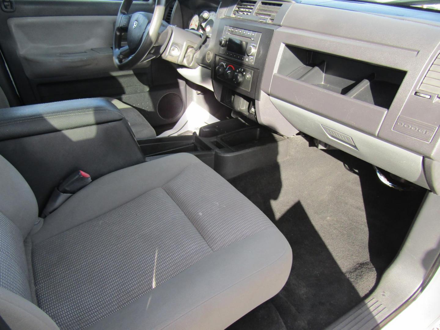 2011 White /Gray Dodge Dakota SXT Extended Cab 2WD (1D7RE3BK2BS) with an 3.7L V6 SOHC 12V engine, Automatic transmission, located at 15016 S Hwy 231, Midland City, AL, 36350, (334) 983-3001, 31.306210, -85.495277 - Photo#7