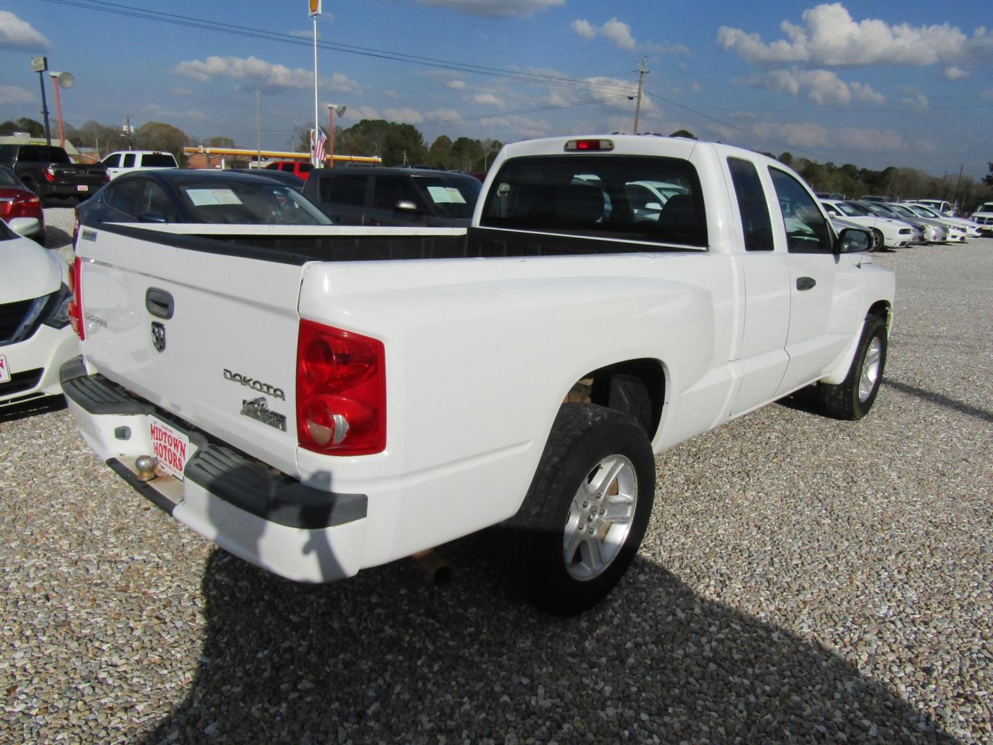 2011 White /Gray Dodge Dakota SXT Extended Cab 2WD (1D7RE3BK2BS) with an 3.7L V6 SOHC 12V engine, Automatic transmission, located at 15016 S Hwy 231, Midland City, AL, 36350, (334) 983-3001, 31.306210, -85.495277 - Photo#6