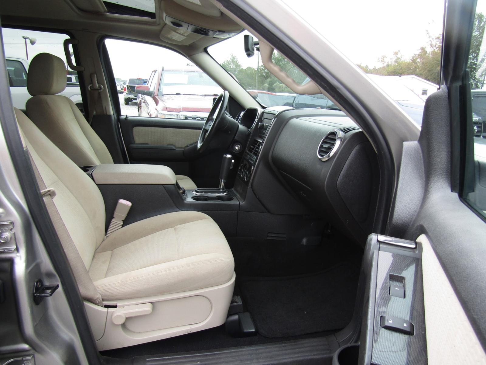 2008 Gray /Gray Ford Explorer XLT 4.0L 2WD (1FMEU63E18U) with an 4.0L V6 SOHC 16V engine, Automatic transmission, located at 15016 S Hwy 231, Midland City, AL, 36350, (334) 983-3001, 31.306210, -85.495277 - Photo #10