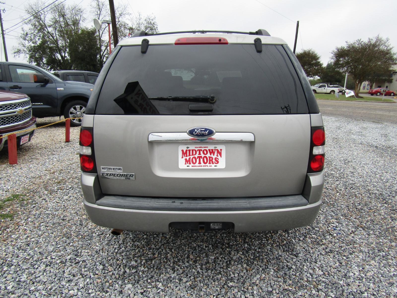2008 Gray /Gray Ford Explorer XLT 4.0L 2WD (1FMEU63E18U) with an 4.0L V6 SOHC 16V engine, Automatic transmission, located at 15016 S Hwy 231, Midland City, AL, 36350, (334) 983-3001, 31.306210, -85.495277 - Photo #6