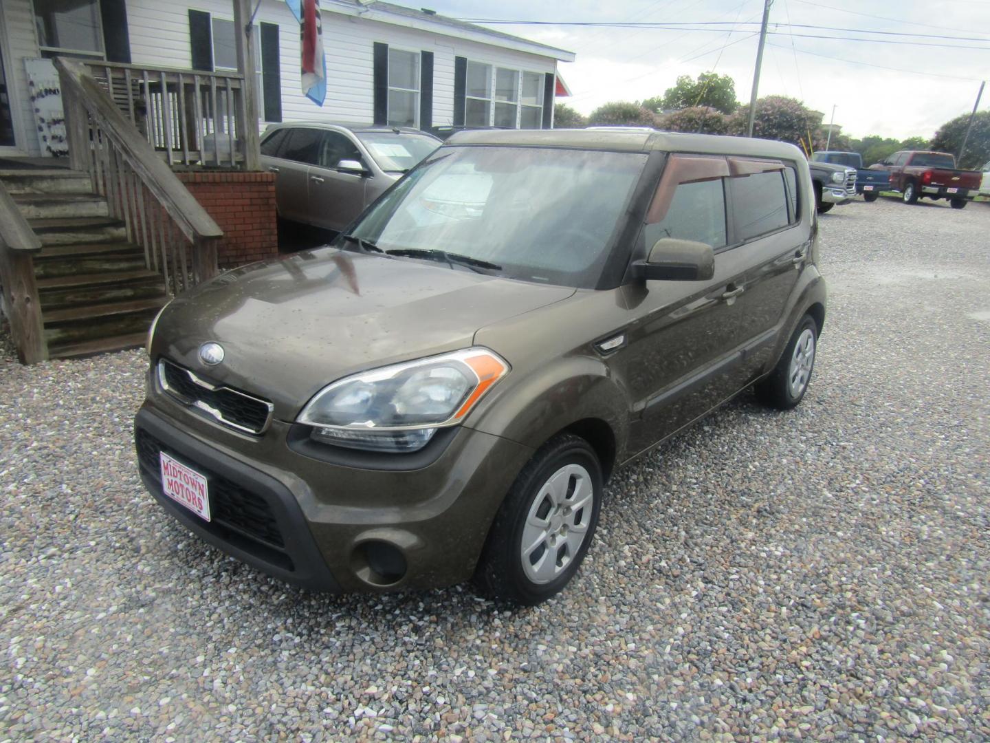 2013 Green Kia Soul Base (KNDJT2A56D7) with an 1.6L L4 DOHC 16V engine, Automatic transmission, located at 15016 S Hwy 231, Midland City, AL, 36350, (334) 983-3001, 31.306210, -85.495277 - Photo#2