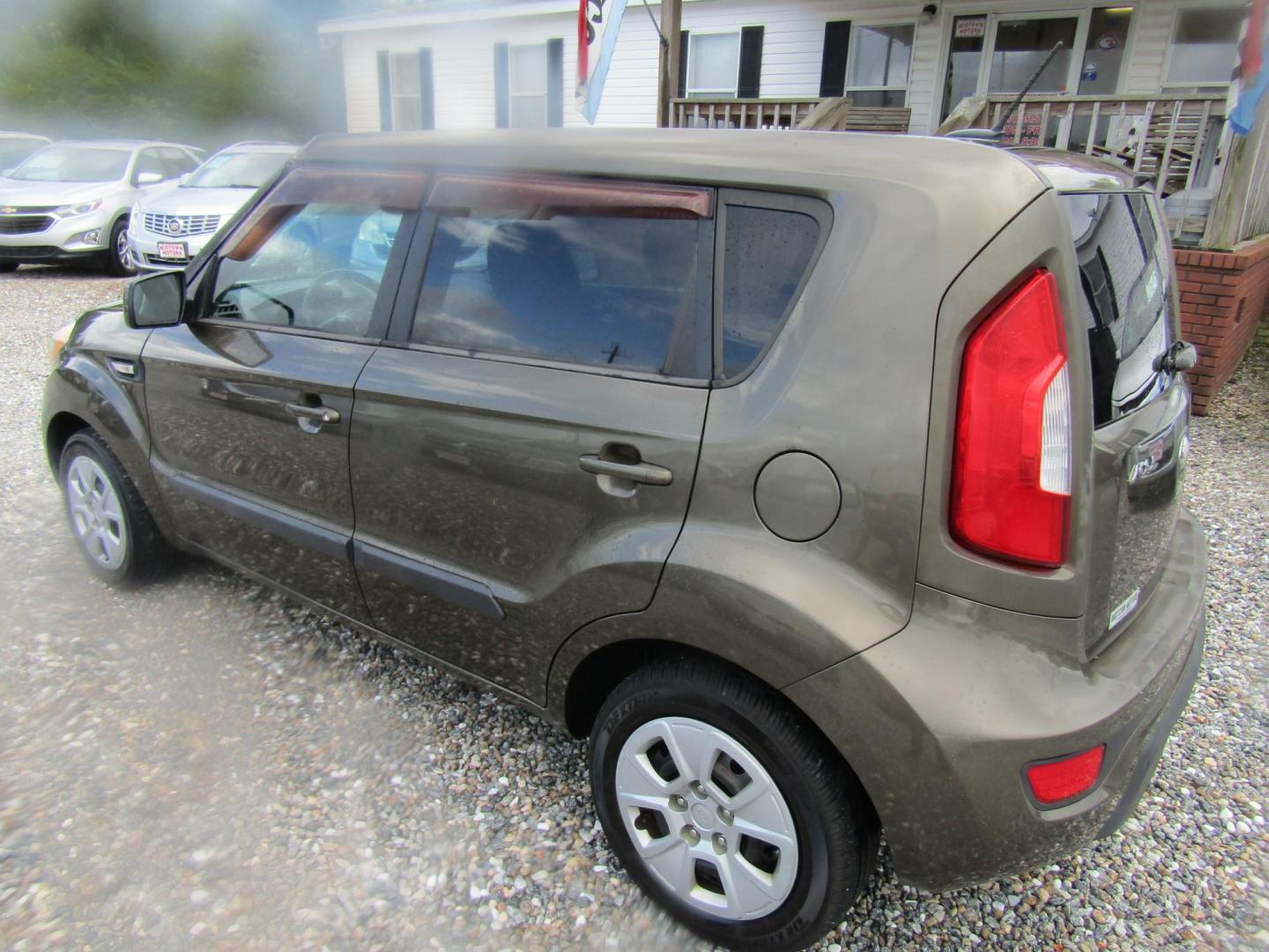 2013 Green Kia Soul Base (KNDJT2A56D7) with an 1.6L L4 DOHC 16V engine, Automatic transmission, located at 15016 S Hwy 231, Midland City, AL, 36350, (334) 983-3001, 31.306210, -85.495277 - Photo#5