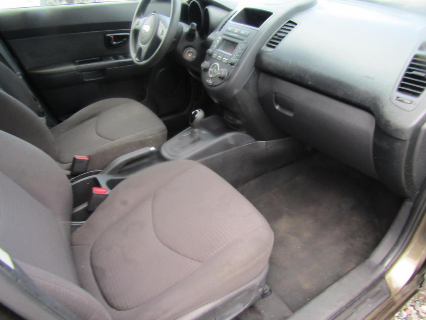 2013 Green Kia Soul Base (KNDJT2A56D7) with an 1.6L L4 DOHC 16V engine, Automatic transmission, located at 15016 S Hwy 231, Midland City, AL, 36350, (334) 983-3001, 31.306210, -85.495277 - Photo#9