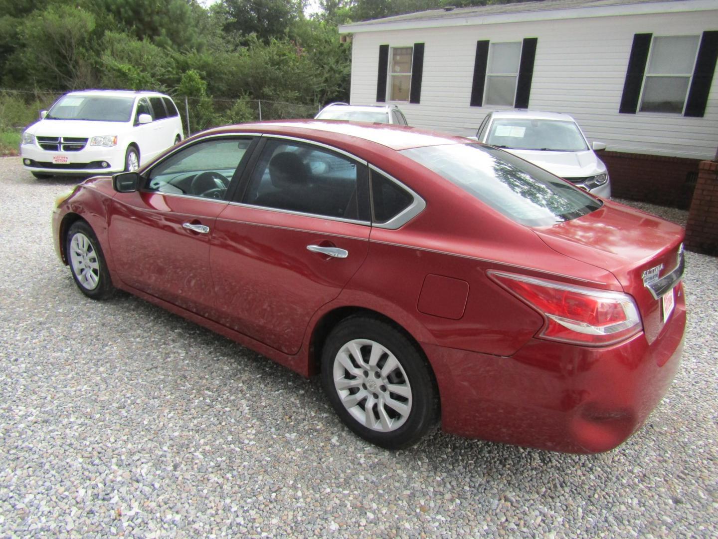 2013 Red Nissan Altima 2.5 S (1N4AL3AP8DC) with an 2.5L L4 DOHC 16V engine, Automatic transmission, located at 15016 S Hwy 231, Midland City, AL, 36350, (334) 983-3001, 31.306210, -85.495277 - Photo#5