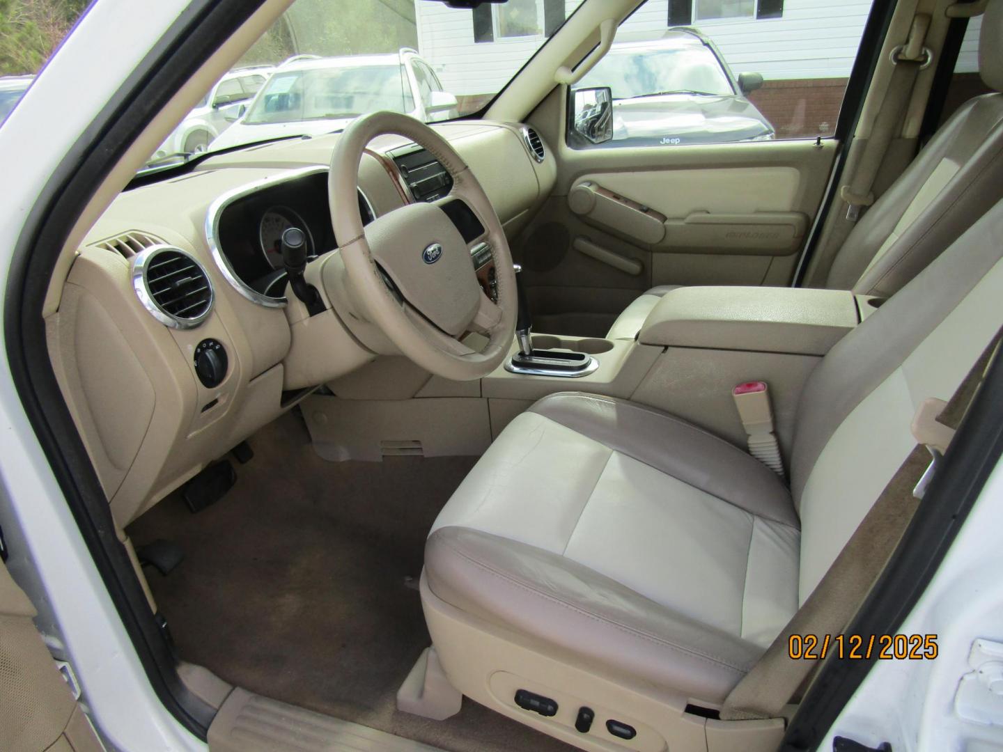 2007 White Ford Explorer Eddie Bauer 4.0L 2WD (1FMEU64E07U) with an 4.0L V6 SOHC 16V engine, Automatic transmission, located at 15016 S Hwy 231, Midland City, AL, 36350, (334) 983-3001, 31.306210, -85.495277 - Photo#3