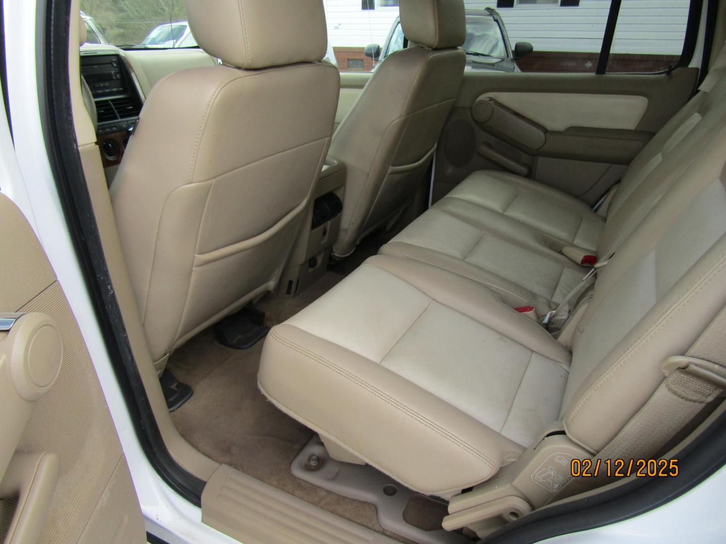 2007 White Ford Explorer Eddie Bauer 4.0L 2WD (1FMEU64E07U) with an 4.0L V6 SOHC 16V engine, Automatic transmission, located at 15016 S Hwy 231, Midland City, AL, 36350, (334) 983-3001, 31.306210, -85.495277 - Photo#4