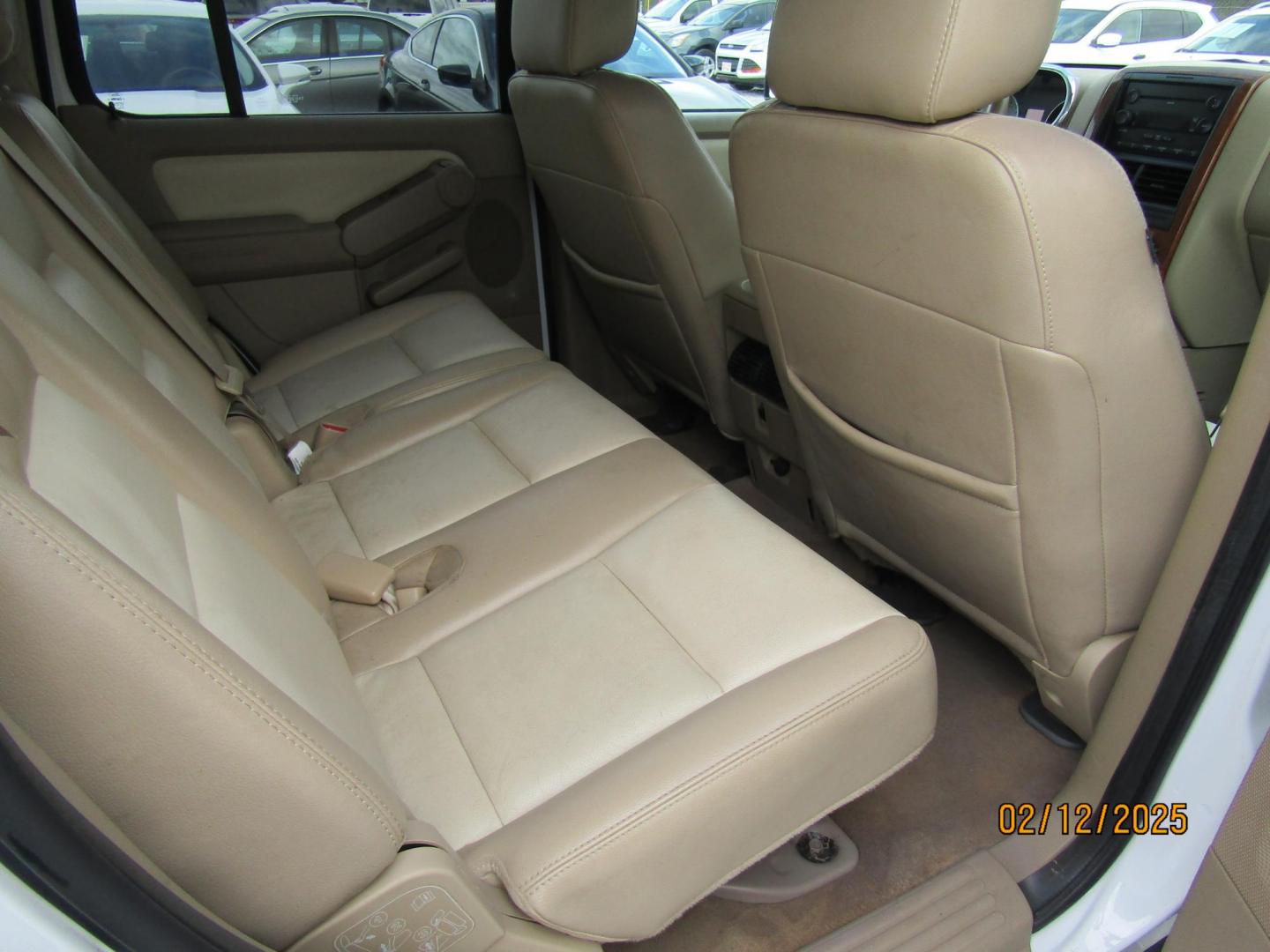 2007 White Ford Explorer Eddie Bauer 4.0L 2WD (1FMEU64E07U) with an 4.0L V6 SOHC 16V engine, Automatic transmission, located at 15016 S Hwy 231, Midland City, AL, 36350, (334) 983-3001, 31.306210, -85.495277 - Photo#8