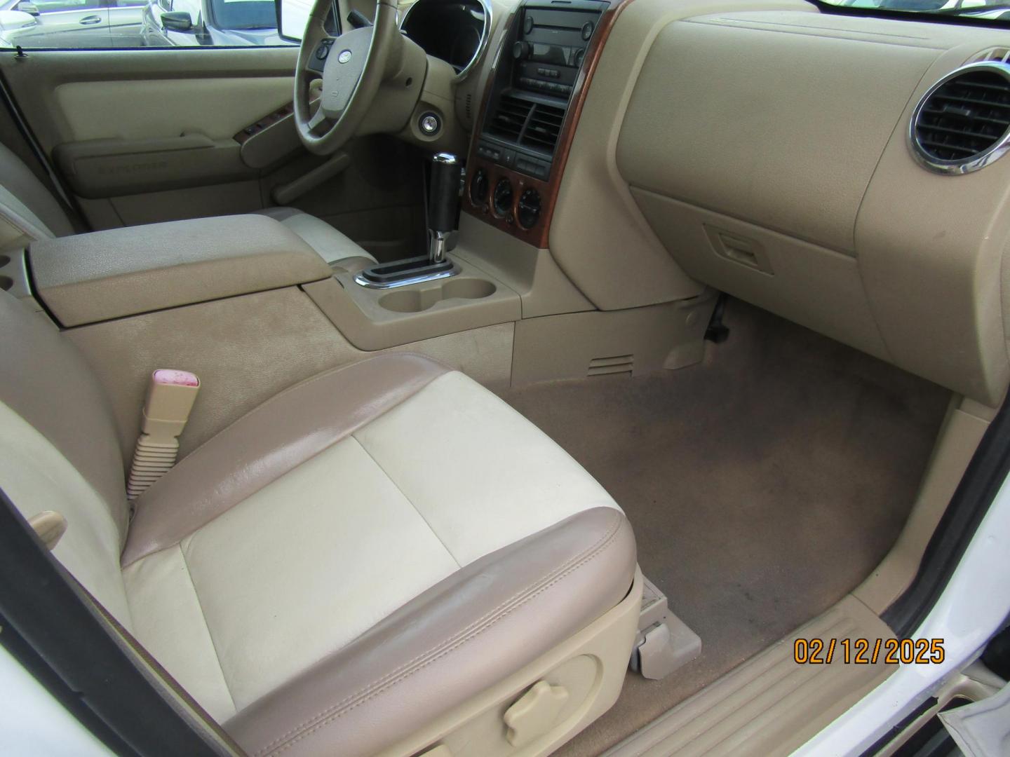 2007 White Ford Explorer Eddie Bauer 4.0L 2WD (1FMEU64E07U) with an 4.0L V6 SOHC 16V engine, Automatic transmission, located at 15016 S Hwy 231, Midland City, AL, 36350, (334) 983-3001, 31.306210, -85.495277 - Photo#9