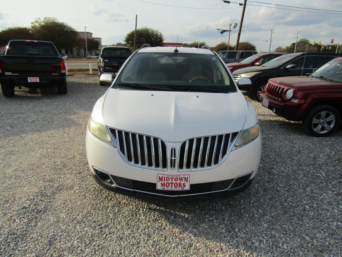 2011 White /Gray Lincoln MKX FWD (2LMDJ6JK4BB) with an 3.7L V6 DOHC 24V engine, Automatic transmission, located at 15016 S Hwy 231, Midland City, AL, 36350, (334) 983-3001, 31.306210, -85.495277 - Photo#1