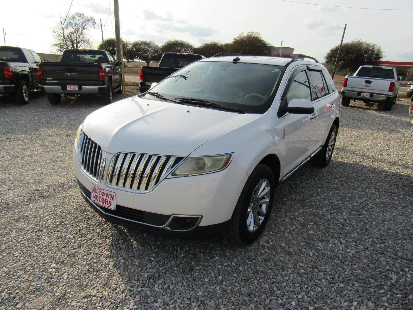 2011 White /Gray Lincoln MKX FWD (2LMDJ6JK4BB) with an 3.7L V6 DOHC 24V engine, Automatic transmission, located at 15016 S Hwy 231, Midland City, AL, 36350, (334) 983-3001, 31.306210, -85.495277 - Photo#2