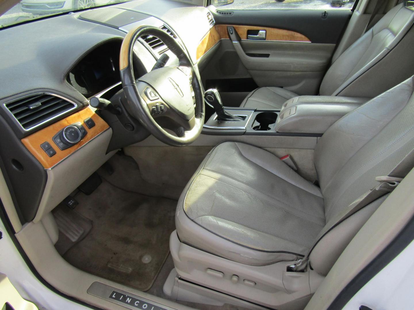 2011 White /Gray Lincoln MKX FWD (2LMDJ6JK4BB) with an 3.7L V6 DOHC 24V engine, Automatic transmission, located at 15016 S Hwy 231, Midland City, AL, 36350, (334) 983-3001, 31.306210, -85.495277 - Photo#3